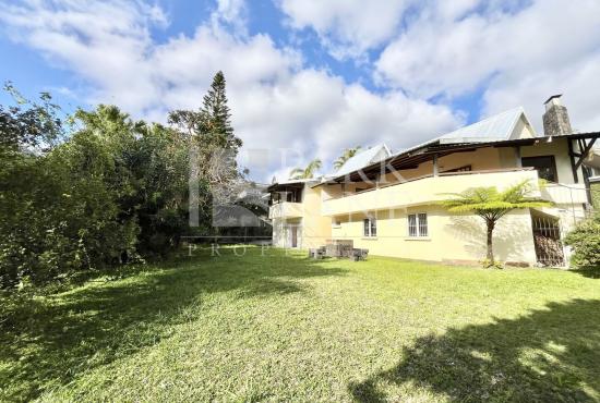 Charming 5-Bedroom Home with Spacious Garden in the Heart of Floreal