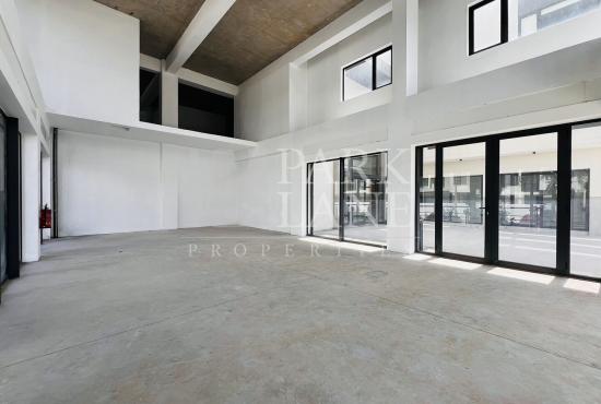  Espace commercial moderne au cœur d'Ebène