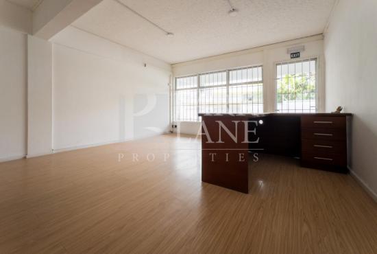 Spacious office space of 190 m² on the ground-floor office in central Quatre Bornes – Ideal for businesses