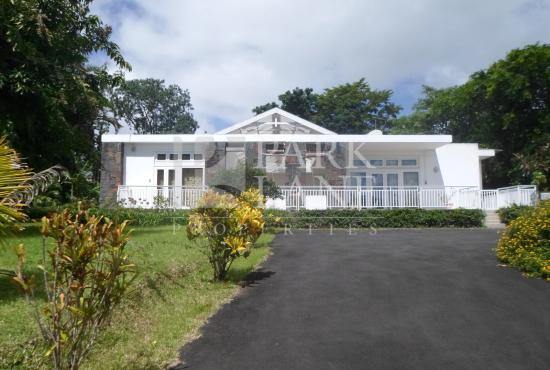A peaceful family retreat surrounded by lush gardens in Floreal
