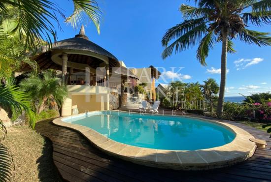 Spacious 4 bedroom house on the mountain slope of Tamarin