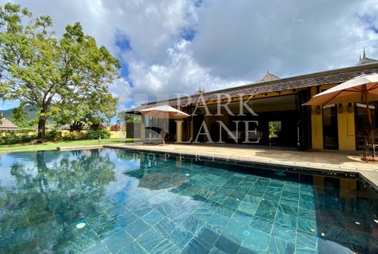 Prestigious villa stylishly furnished in the very heart of Tamarina