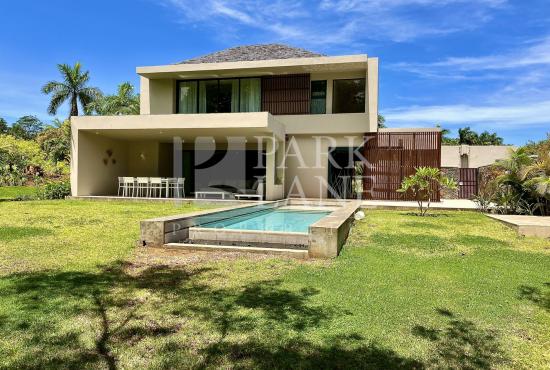 Luxueuse villa de golf contemporaine en vente meublée au sein de Heritage Villas Valriche