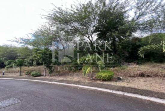 Prime location : Residential plot in the heart of a private estate between Bagatelle and the capital