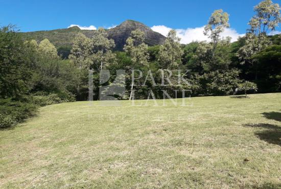 Rare opportunity : Residential plot in the heart of a private estate between Bagatelle and the capital