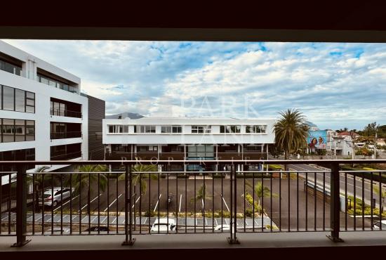 Bureau à louer à Rivière Noire, 51m², équipé, parking, vue dégagée, services divers, prix Rs 38 640.