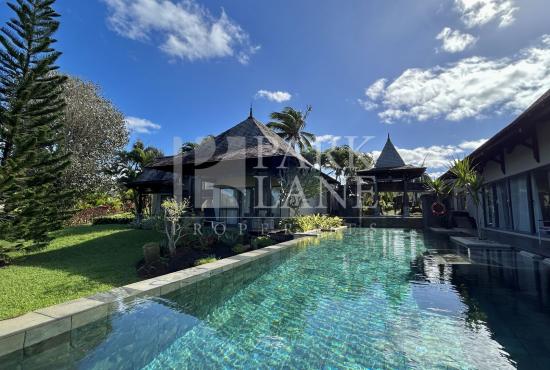 Island-Style 4-Bedroom Villa with Overflowing Pool and Beach Access