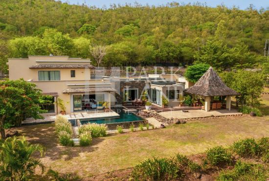 Exceptional IRS villa in contemporary living