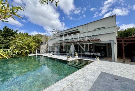 A Majestic Retreat in the Heart of Nature