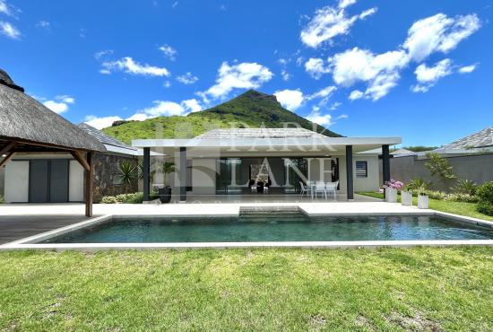 Elegant 235m² Villa with Breathtaking Mountain Views