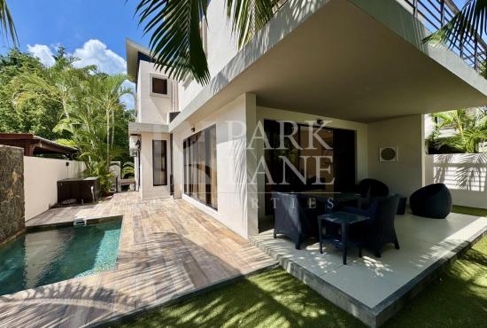Maison Villa à vendre, Grande Rivière Noire, 250m² habitable, 4 chambres, piscine privée, meublée, climatisée, Rs 20 500 000.