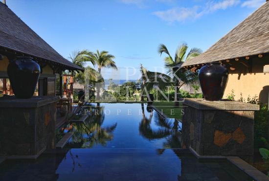 Luxury 6 bedroom villa in a private estate with beach front 5* hotel