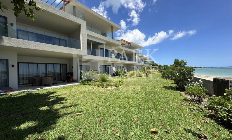 Exceptional seafront penthouse with panoramic ocean view & spacious terrace