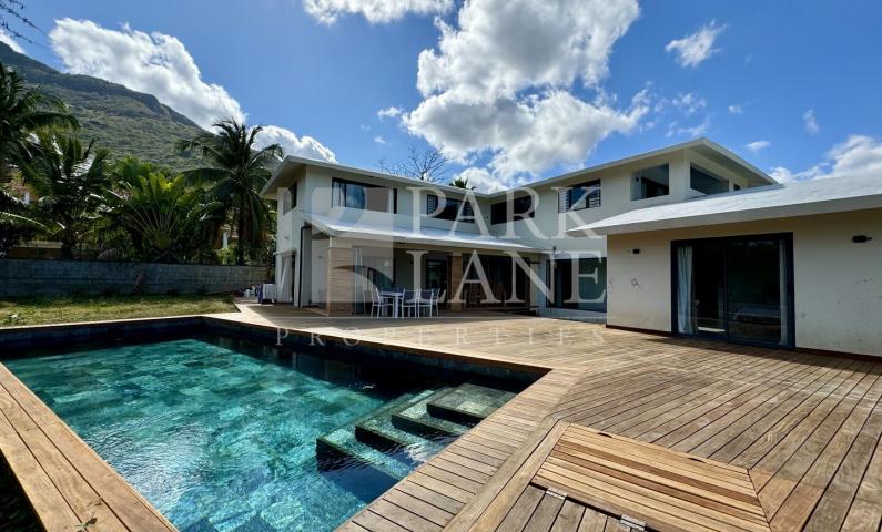 Fantastic furnished Villa with Private Pool in Gated Estate