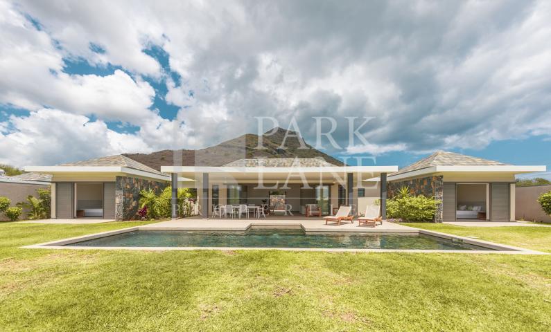 Elegant 4-Bedroom Villa with Scenic Mountain Views and Private Pool