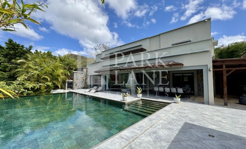 A Majestic Retreat in the Heart of Nature
